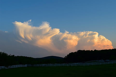 le coucher du soleil, des nuages, bouffi, ciel, la nature, paysage, lumière, bleu, lumière du soleil, de plein air, Couleur, soir, Orange, horizon, dramatique, cloudscape, coloré, scénique, printemps, paradis, crépuscule, Naturel, nuage - ciel, beauté dans la nature, personne, environnement, paysages - nature, scène tranquille, tranquillité, barrière, clôture, arbre, plante, terre, Montagne, scène non urbaine, idyllique, frontière, en plein air, 4K, CC0, domaine public, libre de droits