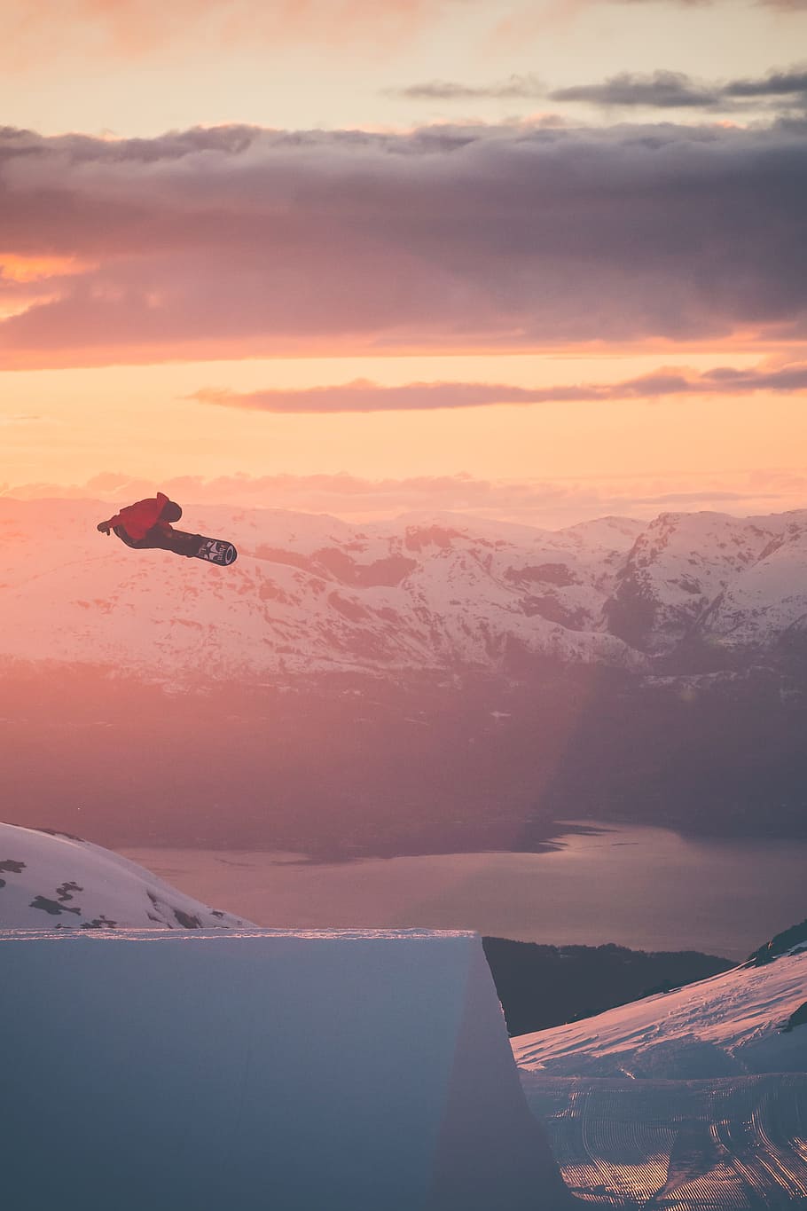 persona snowboard, muntanya, home cavalcant snowboard, persona, dia, temps, naturalesa, volant, cel, posta de sol, escenics, avió, a l'aire lliure, paisatge, aventura, neu, blau, viatjar, vehicle aeri, llum solar, núvol - cel, a l'aire, bellesa a la natura, escenics - natura, escena tranquil·la, temperatura de fred, hivern, tranquil·litat, color taronja, medi ambient, aigua, idíl·lic, muntanya nevada, 2K