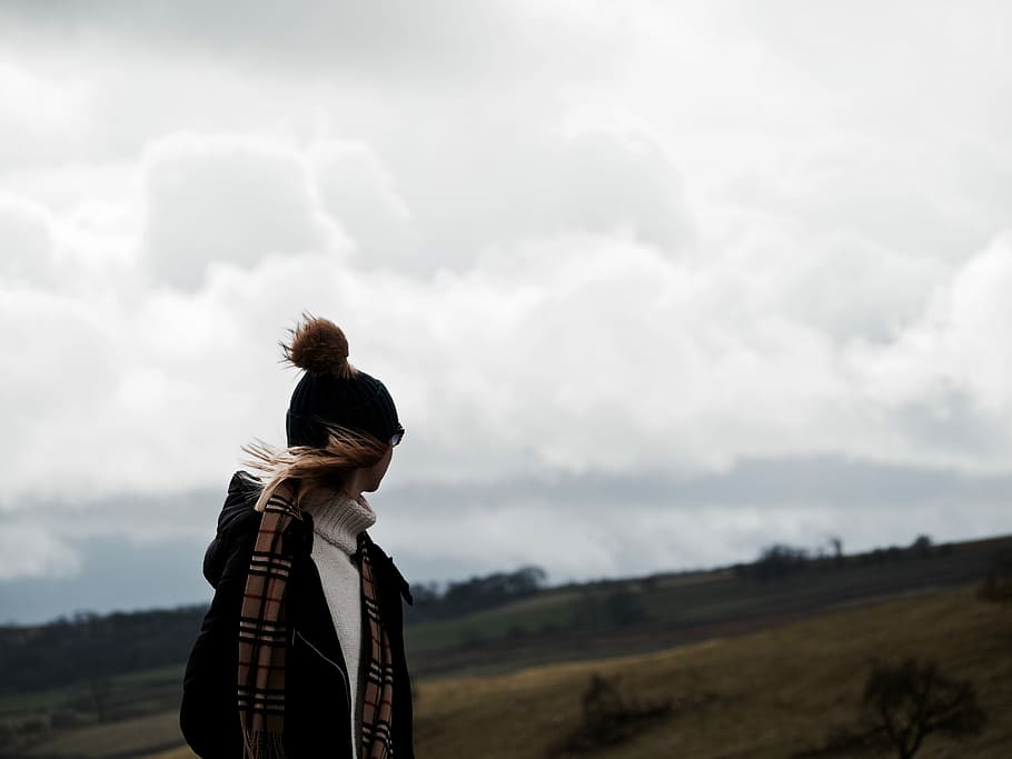 persona, tap de bobble, jaqueta, bufanda de burberry, de peu, obert, àrea de camp, bobble, tapa, Burberry, bufanda, camp obert, zona, dones, gent, a l'aire lliure, una persona, naturalesa, ètnia caucàsica, adult, cel, imatge en color, núvol - cel, vista del darrere, dia, roba casual, persones reals, activitat d'oci, medi ambient, paisatge, estils de vida, dues persones, escena no urbana, terra, tres quarts de longitud, unió, escenics - natura, parella - relació, emoció positiva, mirant la vista, 4K