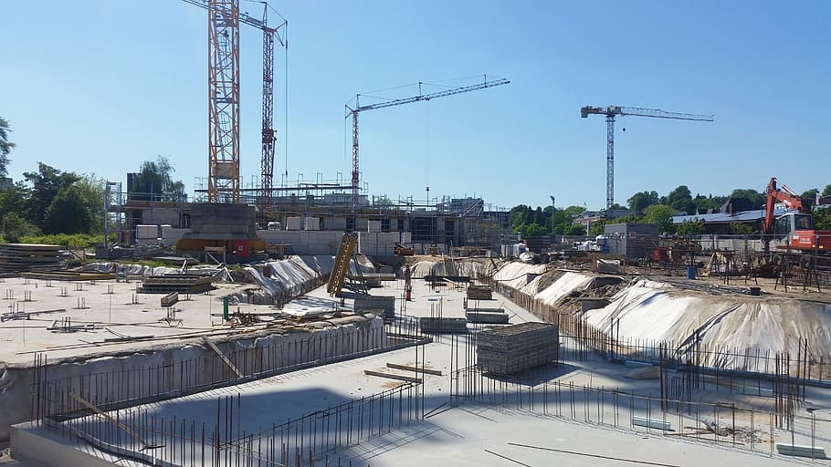 lloc, construcció, casa, treball de construcció, construcció d’habitatges, grua, edifici, treballar, construir, artesans, concret, artesania, arquitectura, edifici nou, sala d'estar, grues, keller, indústria, maquinària, industria de la construcció, grua - maquinària de construcció, lloc de construcció, estructura construïda, cel, dia, desenvolupament, ciutat, naturalesa, exterior de l'edifici, generació de combustible i energia, treball, a l'aire lliure, finances i indústria de les empreses, negocis, incomplet, llum solar, equips de construcció, equipament industrial, 5K