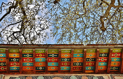 Contexte, mosaïque, modèle, polygone, polygonal, lumière, décoration, décoratif, conception, abstraction, cristal, coloré, arbre, faible angle de vue, plante, personne, architecture, branche, journée, multi couleur, la nature, ciel, croissance, structure construite, en plein air, religion, extérieur du bâtiment, croyance, art et Artisanat, bois - matériau, fleur de cerisier, 4K, CC0, domaine public, libre de droits