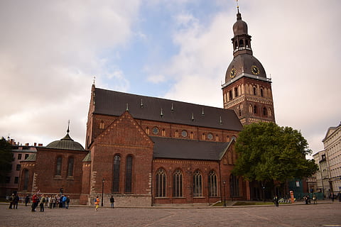 catedral, quadrat, riga, arquitectura, ciutat, turisme, vell, famós, Església, viatjar, cúpula, religió, europa, Sant, cel, capital, cultura, edifici, torre, lloc, cristianisme, històric, st, monument, exterior de l'edifici, estructura construïda, lloc de culte, destinacions de viatge, núvol - cel, el passat, història, grup de persones, creença, Torre del Rellotge, espiritualitat, persones incidentals, a l'aire lliure, fletxa, rellotge, govern, 5K, CC0, domini públic, lliure de regalies