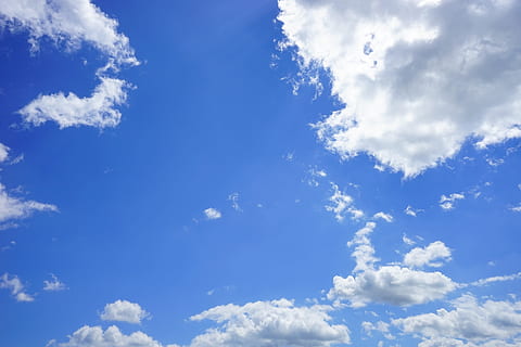 fotografie met een lage hoek, wit, wolken, zomerwolken, hemel, blauw, zomerdag, wolk - lucht, achtergronden, cloudscape, milieu, natuur, witte kleur, schoonheid in de natuur, atmosfeer, zonlicht, dag, wind, scenics - natuur, geen mensen, meteorologie, buitenshuis, schoon, helder, piekerig, klimaat, 5K, CC0, publiek domein, royaltyvrij