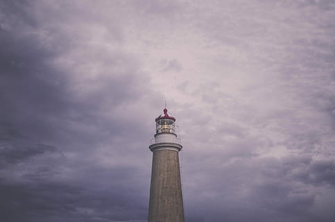 braun, Leuchtturm, wolkig, tagsüber, grau, Beton, Weiß, Himmel, Leuchtfeuer, Turm, die Architektur, Sturm, Sommer-, Strand, stumm geschaltet, minimalistisch, wolke - himmel, Flachwinkelansicht, gebaute Struktur, Natur, keine Leute, Reiseziele, Gebäudehülle, architektonische Säule, Reise, pinke Farbe, Tourismus, Tag, große Höhe, draußen, die Vergangenheit, Geschichte, Stadt, 4K, CC0, gemeinfrei, lizenzfrei