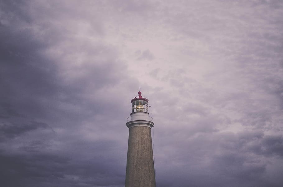 braun, Leuchtturm, wolkig, tagsüber, grau, Beton, Weiß, Himmel, Leuchtfeuer, Turm, die Architektur, Sturm, Sommer-, Strand, stumm geschaltet, minimalistisch, wolke - himmel, Flachwinkelansicht, gebaute Struktur, Natur, keine Leute, Reiseziele, Gebäudehülle, architektonische Säule, Reise, pinke Farbe, Tourismus, Tag, große Höhe, draußen, die Vergangenheit, Geschichte, Stadt, 4K