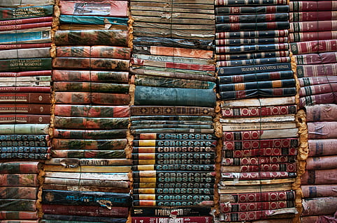 stos książek, stary, książki, badanie, wiedza, umiejętności, zabytkowe, biblioteka, szkoła, książka, staromodny, literatura, stos, antyczny, w stylu retro, duża grupa obiektów, układ, obfitość, wybór, tła, wielobarwne, pełna ramka, na sprzedaż, zmiana, z rzędu, żadnych ludzi, zamówienie, wewnątrz, sprzedaż, martwa natura, obok siebie, kolekcja, rynek, dzień, 4K
