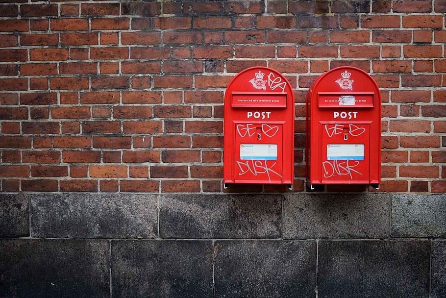 Foto, to, rød, postkasser, monteret, Brun, beton, væg, stolpe, mail box, mail post, mursten, Postboks, murbygningsfunktion, murstens væg, postkasse, post, meddelelse, ingen mennesker, arkitektur, dag, offentlige postkasse, tekst, brev, bygget struktur, korrespondance, udendørs, bygning udvendig, brandslange, 2K