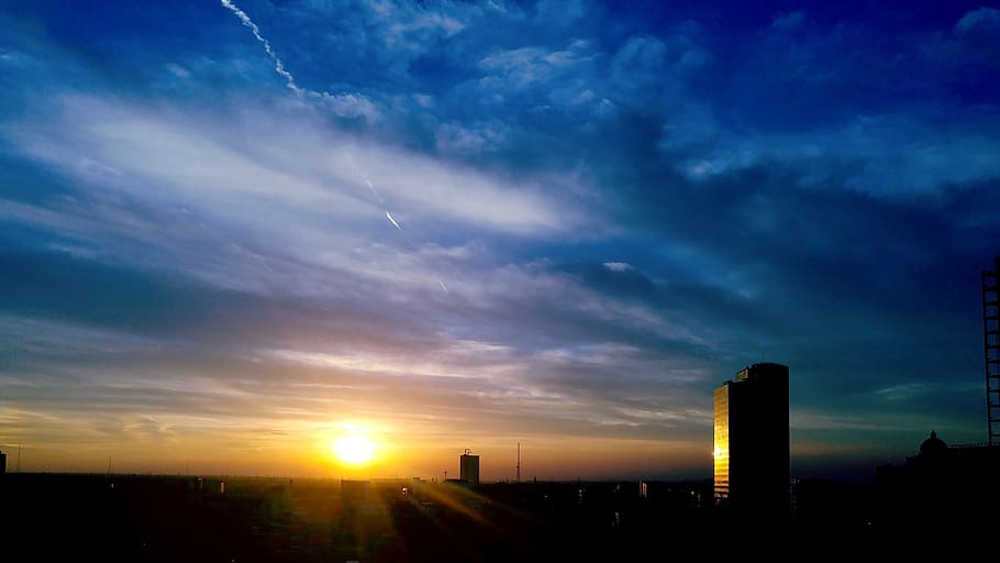 nubes, cielo, puesta de sol, paisaje, nube - cielo, arquitectura, exterior del edificio, estructura construida, ciudad, edificio, naturaleza, horizonte urbano, nadie, rascacielos, azul, paisaje urbano, edificio de oficinas exterior, silueta, vida en la ciudad, luz del sol, Dom, al aire libre, oscuro, 4K