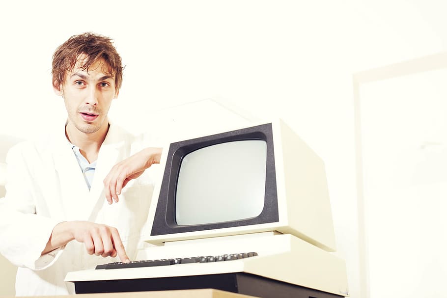 home, tocar, botons del teclat, ordinador, programador, això, negocis, per a res, bo per a res, divertit, estrany, programació, calculadora, no qualificat, Novell, mocasines, mandros, mandrós, joker, tecnologia, monitor d’ordinador, només adults, mig adult, adult, televisor, pantalla plana, una persona, portàtil, equips informàtics, a l'interior, comunicació, homes, còpia espai, tecnologia sense fils, PC d'escriptori, fons blanc, ocupació, Color blanc, oficina, vista frontal, teclat, 1080P