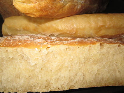 un pan, frisch, hornear, Fresco, pan fresco, pan blanco, suave, aireado, horneado, delicioso, productos horneados, comida, comida y bebida, nadie, adentro, frescura, de cerca, junquillo, rebanada de pan, naturaleza muerta, comida francés, bienestar, alimentación saludable, bollo, antecedentes, grupo de objetos, queso, material de madera, bocadillo, 4K, CC0, dominio público, libre de derechos
