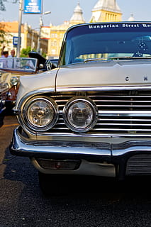 auto, vecchi tempi, classico, vecchio, settore automobilistico, veicolo, retrò, americano, modo di trasporto, veicolo terrestre, in stile retrò, mezzi di trasporto, veicolo a motore, faro, macchina vintage, città, esterno dell'edificio, architettura, concentrarsi sulle conoscenze acquisite, giorno, strada, struttura costruita, nessuno, all'aperto, stazionario, vista frontale, color argento, lusso, cromo, 4K, CC0, dominio pubblico, privo di copyright