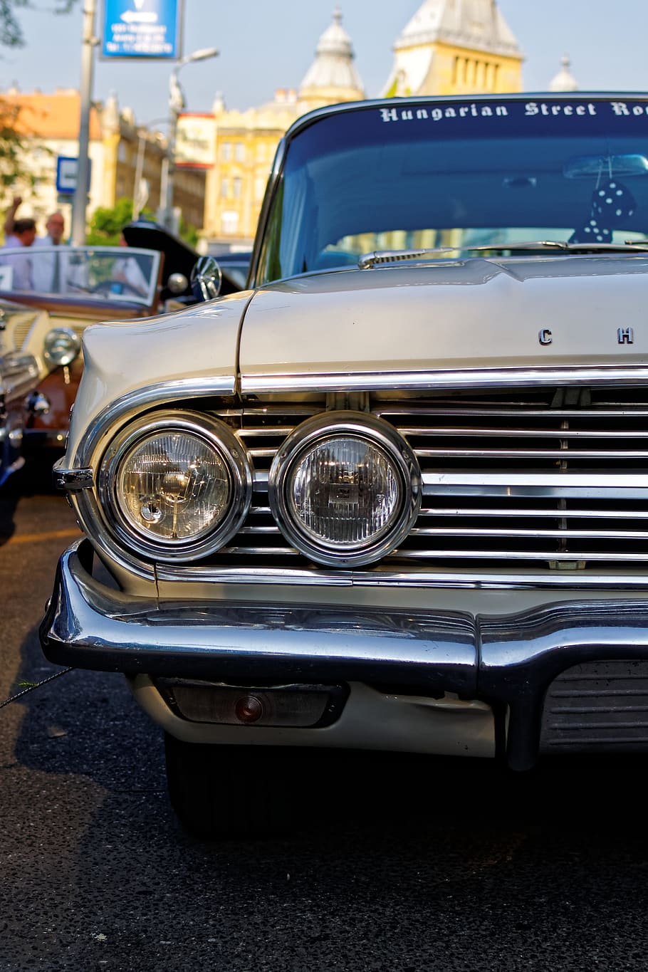 auto, vecchi tempi, classico, vecchio, settore automobilistico, veicolo, retrò, americano, modo di trasporto, veicolo terrestre, in stile retrò, mezzi di trasporto, veicolo a motore, faro, macchina vintage, città, esterno dell'edificio, architettura, concentrarsi sulle conoscenze acquisite, giorno, strada, struttura costruita, nessuno, all'aperto, stazionario, vista frontale, color argento, lusso, cromo, 4K