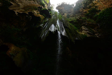 la llum del dia, medi ambient, caure, fullatge, verd, paisatge, molsa, moviment, muntanya, naturalesa, a l'aire lliure, riu, rock, rocós, escènic, viatjar, arbres, aigua, cascada, vista dels ulls del cuc, bosc, rock - object, escenics, bellesa a la natura, arbre, escenics - natura, terra, cap gent, sòlid, planta, dia, formació de roca, escena no urbana, exposició llarga, aigua que flueix, que flueix, selva tropical, caient aigua, 1080P, CC0, domini públic, lliure de regalies