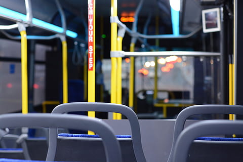 tom bilsete, buss, innsiden, tømme, by, transport, transportere, kjøretøy, reise, offentlig, tur, trafikk, innendørs, sete, stol, ingen folk, offentlig transport, fokusere på forgrunnen, fravær, belyst, på rad, transportmiddel, metall, utendørs, multi farget, arkitektur, gul, bilsete, natt, 5K, CC0, offentlig domene, opphavsrett gratis