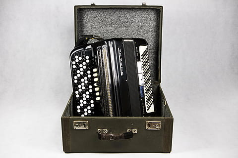 Mundharmonika, Fall, Instrument, alt, Volk, traditionell, Land musik, drinnen, Nahansicht, keine Leute, Studioaufnahme, weißer Hintergrund, Technologie, Musik-, Mode, Retro-Stil, Metall, Stillleben, Wandbau - Funktion, Ausrüstung, einzelnes Objekt, Tabelle, Muster, schwarze Farbe, Antiquität, ausgeschnitten, elektrische Ausrüstung, silberfarben, 5K, CC0, gemeinfrei, lizenzfrei