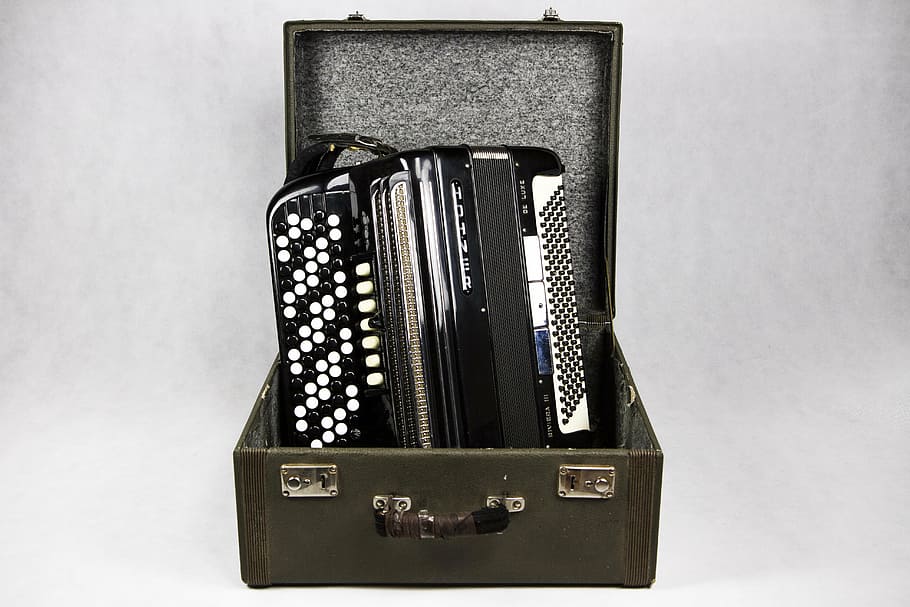 harmònica, cas, instrument, vell, folk, tradicional, música country, a l'interior, primer pla, cap gent, tir de l'estudi, fons blanc, tecnologia, música, moda, estil retro, metall, natura morta, funció de construcció de parets, equipament, sol objecte, taula, patró, color negre, antiguitat, tallar, equipament elèctric, color plata, 5K