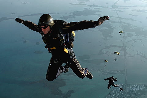 homem, céu, mergulho, pára-quedismo, saltar, queda, paraquedismo, militares, Treinamento, Alto, pessoas, paraquedas, voar, avião, marinha, sapos do pulo, selos, equipe, acrobacias, outono, esporte, agua, ar, aventura, comprimento total, natureza, adulto, Esportes extremos, mar, homens, pessoa irreconhecível, embaixo da agua, natação, treino militar, forças especiais, 1080P, CC0, domínio público, royalty free