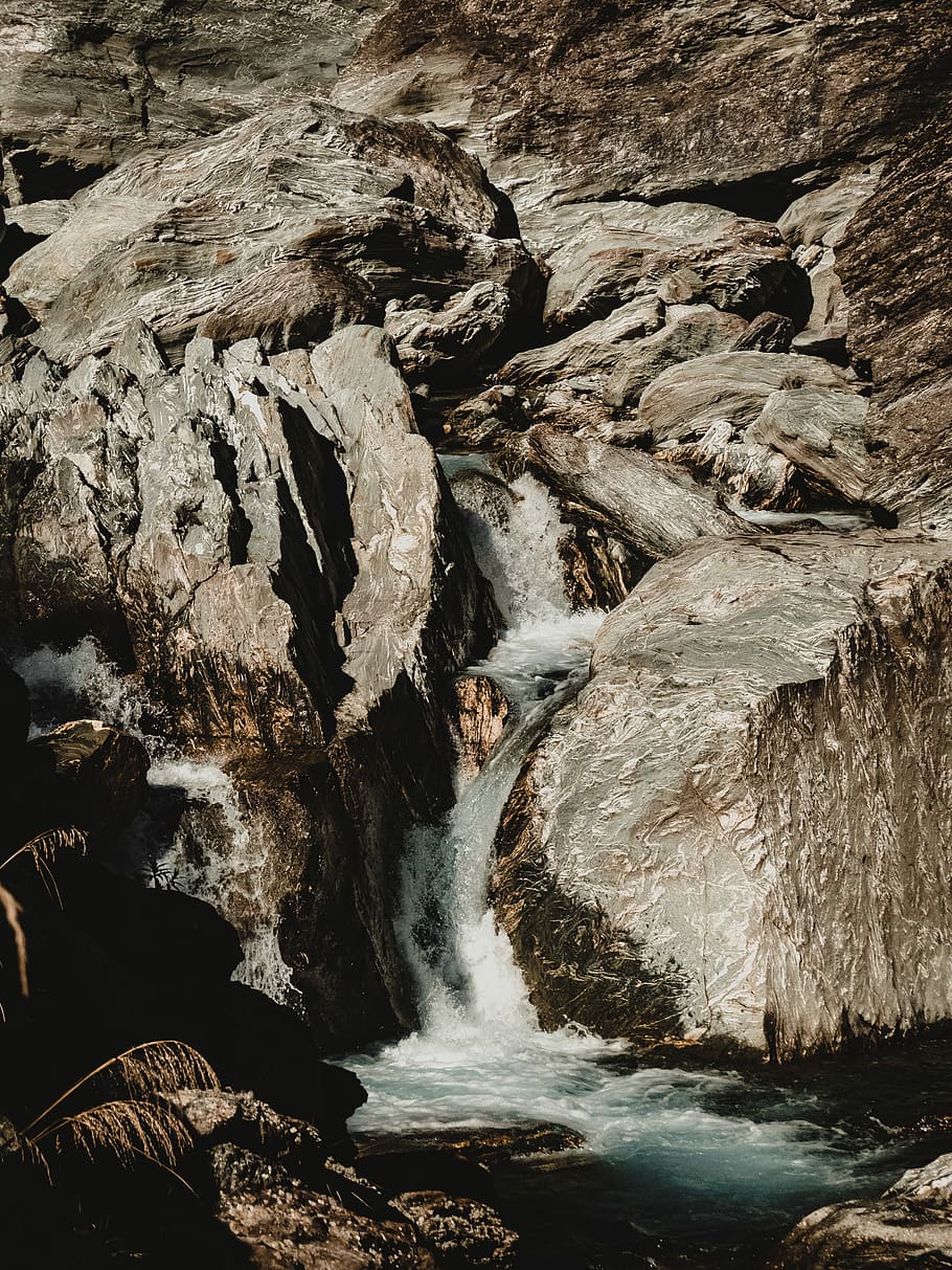 riu, gris, roques, fotografia, cascades, marró, pedra, cascada, corrent, rock, fons de pantalla, fons de pantalla de l'iPhone, fons de l'iPhone, bloquejar el fons de la pantalla, caure, pila, bombolla, patró, geologia, línia, aigua, rock - object, bellesa a la natura, moviment, sòlid, escenics - natura, exposició llarga, formació de roca, naturalesa, aigua que flueix, cap gent, moviment borrós, que flueix, dia, poder, medi ambient, esport, poder a la natura, a l'aire lliure, erosionat, 4K
