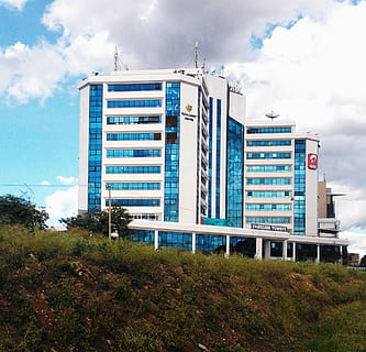 Haus, Komplex, Turm, Gebäude, die Architektur, gebaute Struktur, modern, Gebäudehülle, Himmel, wolke - himmel, Natur, Tag, keine Leute, Pflanze, draußen, Transport, Land, Zug, Transportmittel, öffentliche Verkehrsmittel, Flachwinkelansicht, Feld, Schienenverkehr, Baum, Reise, Bürogebäude außen, 1080P, CC0, gemeinfrei, lizenzfrei