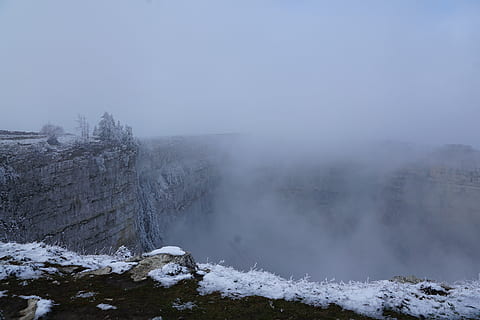 nebbia, inverno, albero, paesaggio, natura, la neve, creux du van, bellezza nella natura, temperatura fredda, scenics - natura, cielo, la tranquillità, scena tranquilla, ambiente, scena non urbana, nessuno, montagna, giorno, pianta, terra, all'aperto, potere in natura, montagna innevata, 5K, CC0, dominio pubblico, privo di copyright