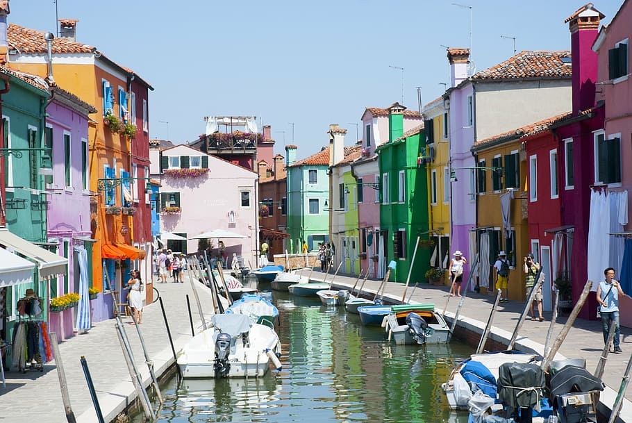barca, corpo, acqua, Venezia, il Sole, vacanze, nuvole, cielo, paesaggio, estate, tempo metereologico, le pietre, blu, vacanza, natura, turismo, vista, calore, di fila, multicolore, destinazioni di viaggio, all'aperto, giorno, esterno dell'edificio, architettura, città, nessuno, struttura costruita, mezzi di trasporto, costruzione, nave nautica, lungomare, quartiere residenziale, cielo sereno, canale, modo di trasporto, persone accessorie, Casa, 4K