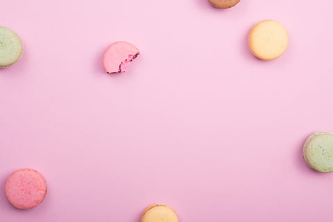 hromada, francouzština, makaróny, růžový, povrch, makarónek, macaron, kousat, jíst, flatlay, ploché, shora, dívání se dolů, minimální, jednoduchý, kopírovat, sklenka, podepsat, zvíře, barevné pozadí, uvnitř, růžové pozadí, studio shot, jídlo, jídlo a pití, nikdo, skupina objektů, Zdravé stravování, detail, růžová barva, ovoce, blahobyt, vysoký úhel pohledu, střední skupina objektů, přímo nad, zeleniny, zdravý životní styl, výběr, požitek, liči, 5K, CC0, veřejná doména, bez autorských práv