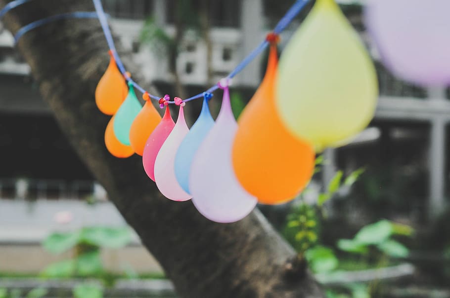 selettivo, fotografia a fuoco, palloncini, superficiale, fuoco fotografia aerostati di colori assortiti, stringa, giardino, albero, festa, sospeso, multicolore, giorno, concentrarsi sulle conoscenze acquisite, nessuno, all'aperto, avvicinamento, natura, celebrazione, pianta, architettura, evento, messa a fuoco selettiva, decorazione, rappresentazione, giallo, molletta, 4K