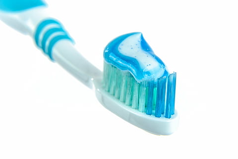 selective, focus photography, toothbrush, toothpaste, white, blue, filled, backgorund, gel, health, dental, hygiene, lifestyle, computer cable, white background, cable, computer network, network connection plug, studio shot, no people, internet, technology, close-up, cut out, indoors, plastic, copy space, single object, connection, macro, container, science, turquoise colored, 1080P, CC0, public domain, royalty free