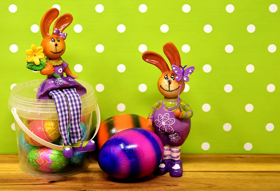 figureta de conill de pasqua, al costat, paret de lunars, Pasqua, conill de Pasqua, parell, primavera, decoració de pasqua, figura, targeta de felicitació, ous de Pasqua, Feliç Pasqua, bonic, figures de Pasqua, colorit, ou, xifres, decoracions de taula, multicolor, celebració, representació, ou de Pasqua, representació animal, a l'interior, cap gent, decoració, natura morta, taula, festa, art i artesania, vacances - esdeveniment, primer pla, creativitat, 5K