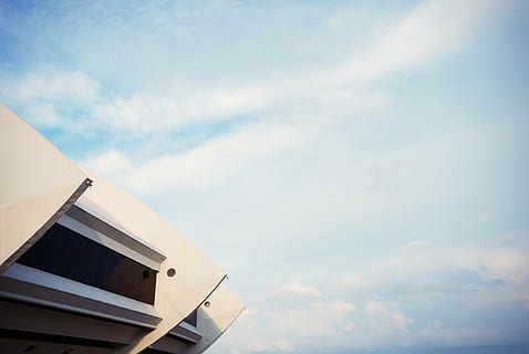 stade, structure, architecture, ciel, des nuages, bleu, nuage - ciel, faible angle de vue, structure construite, extérieur du bâtiment, la nature, personne, journée, bâtiment, en plein air, section haute, toit, district résidentiel, lumière du soleil, La technologie, production de carburant et d'électricité, couleur blanche, espace de copie, ensoleillé, 4K, CC0, domaine public, libre de droits