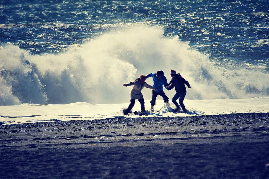 tres, nens, jugant, vora del mar, durant el dia, platja, onada, onades, ofegant-se, desastre, sorra, Costa, persones atrapades per les ones, paisatge marí, línia de costa, oceà, mar, gent, en problemes, problemes, moviment, persones reals, aigua, homes, esport, dues persones, naturalesa, longitud completa, activitat d'oci, estils de vida, surf, dia, unió, esport aquàtic, terra, a l'aire lliure, poder a la natura, 5K