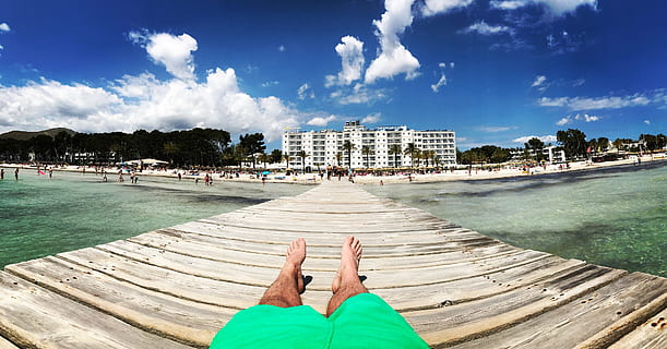 estiu, sol, núvols, para-sol, platja, estiu, sol, cel, festa, verd, llum, mar, calor, illa, mallorca, sorra, web, bola rara, vacances d'estiu, hotel, part del cos humà, membre, núvol - cel, adult, una persona, aigua, part del cos, naturalesa, arquitectura, vacances, destinacions de viatge, viatge, descalç, gent, relaxació, activitat d'oci, estructura construïda, extremitat humana, peu humà, a l'aire lliure, 4K, CC0, domini públic, lliure de regalies