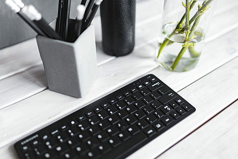 noir, clavier, des crayons, blanc, table, bouteille, plante, ordinateur, portable, La technologie, à l'intérieur, bois - matériau, affaires, personne, équipement, Technologie sans fil, l'Internet, clavier d'ordinateur, la communication, lien, la nature, fleur, équipement informatique, plante à fleurs, dispositif d'information portable, fermer, journée, 4K, CC0, domaine public, libre de droits