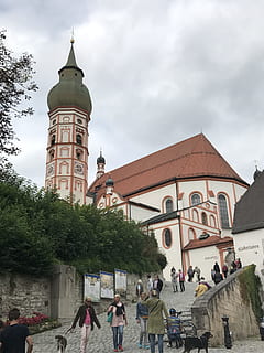 klasztor, klasztor andechs, andechs, mnisi, kościół, bawaria, piwo, piwowar, chmiel, na zewnątrz budynku, architektura, zbudowana struktura, budynek, niebo, wieża, Grupa ludzi, Miasto, drzewo, chmura - niebo, Natura, prawdziwi ludzie, duchowość, miejsce kultu, duża grupa ludzi, dzień, religia, wiara, na dworze, 4K, CC0, domena publiczna, darmowe zdjęcia