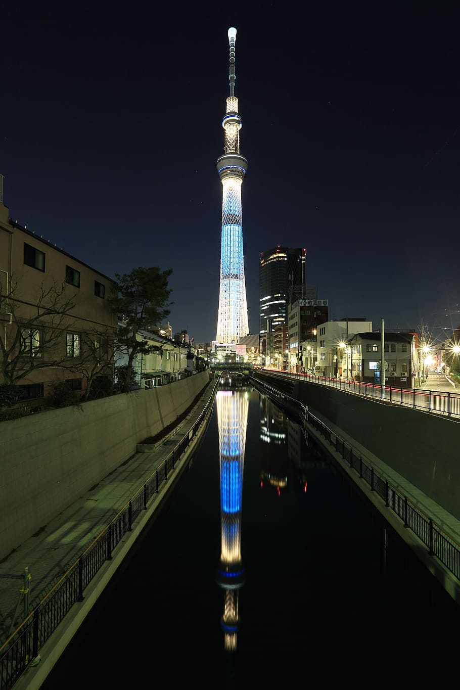 architettonico, foto, grigio, calcestruzzo, Torre, skyline della città, ore notturne, città, orizzonte, notte, architettura, posto famoso, scena urbana, fiume, paesaggio urbano, illuminato, struttura costruita, crepuscolo, esterno dell'edificio, destinazioni di viaggio, viaggio, cielo, alto - alto, mezzi di trasporto, nessuno, turismo, acqua, natura, ponte, costruzione, ponte - struttura fatta dall'uomo, all'aperto, guglia, grattacielo, edificio per uffici esterno, 5K
