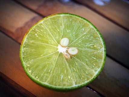 skåret lime, Citron, skive, grøn, hel, hvid, blad, citrus, frugt, tæt på, isolerede, moden, løv, ingen, tropisk, studie, fuld, halvt, afsnit, skære, plante, baggrund, afdeling, natur, mad, rå, sund kost, mad og drikke, citrus frugt, friskhed, velvære, tværsnit, ingen mennesker, indendørs, grøn farve, træ - materiale, forfriskning, direkte over, sund livsstil, høj vinkel visning, 2K, CC0, offentligt domæne, royaltyfrie