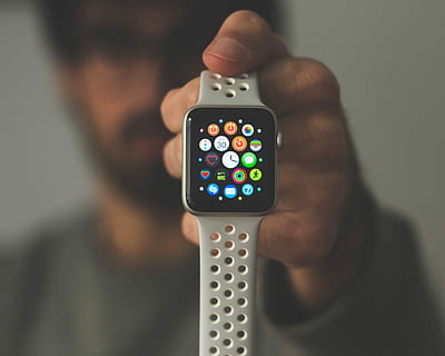 Person, halten, silbernes Aluminiumgehäuse Apfel, sehen, eingeschaltet, Silber-, Aluminium, Fall, Apfel, nike, Sport, Band, Apps, Bildschirm, Gurt, Technologie, eine Person, echte Menschen, kabellose Technologie, Smartphone, Mobiltelefon, menschliche Hand, Kommunikation, Verbindung, Hand, Fokus auf den Vordergrund, Lebensstile, menschliches Körperteil, Männer, Freizeitbeschäftigung, tragbares Informationsgerät, telefonieren, Finger, 2K, CC0, gemeinfrei, lizenzfrei