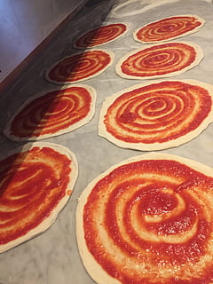 Pizzen, Tomate, Pasta, Essen und Trinken, Lebensmittel, Frische, drinnen, Stillleben, keine Leute, Nahansicht, Süßes Essen, High Angle View, rot, Genuss, Dessert, fertig für den Verzehr, gebacken, Süss, Versuchung, Geometrische Figur, ungesunde Ernährung, Muster, Kreis, Backblech, 2K, CC0, gemeinfrei, lizenzfrei