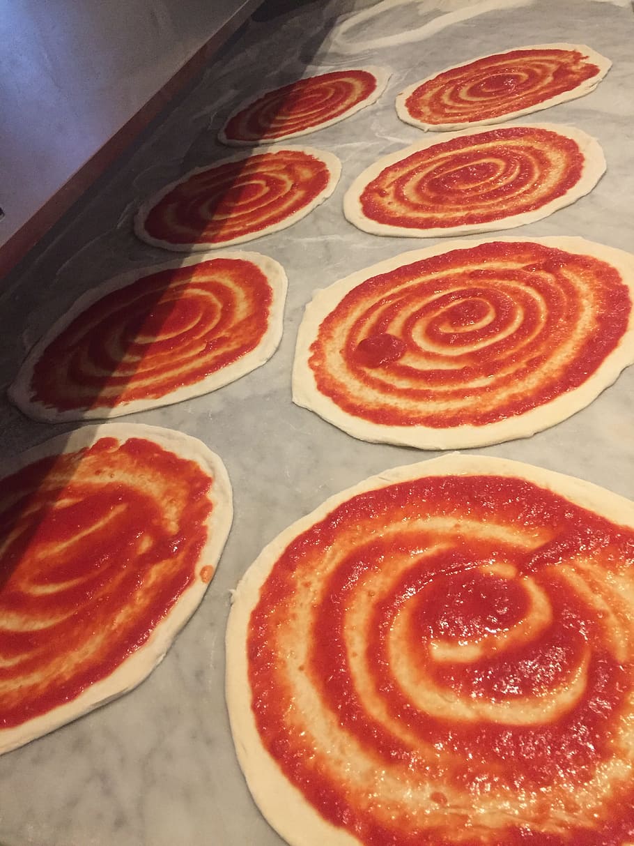 Pizzen, Tomate, Pasta, Essen und Trinken, Lebensmittel, Frische, drinnen, Stillleben, keine Leute, Nahansicht, Süßes Essen, High Angle View, rot, Genuss, Dessert, fertig für den Verzehr, gebacken, Süss, Versuchung, Geometrische Figur, ungesunde Ernährung, Muster, Kreis, Backblech, 2K