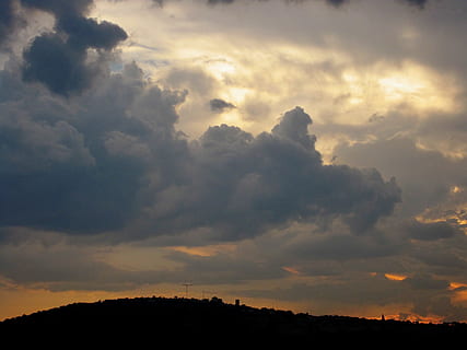 awan, langit, matahari terbenam, Jeruk, kuning, emas, cahaya, bercahaya, luas, rusuh, bukit gelap, awan - langit, keindahan di alam, adegan yang tenang, ketenangan, scenics - alam, bayangan hitam, alam, tidak ada orang, lingkungan Hidup, pemandangan, di luar rumah, tampilan sudut rendah, langit yang dramatis, pohon, idilis, adegan non-urban, senja, 2K, CC0, domain publik, bebas royalti