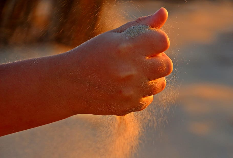 seletivo, tiro de foco, pessoa, agarrando, areia, falso, mão, dedo, fechadas, areia ondulante, areia escorre pelo punho, luz da noite, abendstimmung, areia fina, ventoso, empoeirado, Areia seca, não consigo segurar, preenchidas, esvaziar, escapar, voar para longe com o vento, mão humana, natureza, ao ar livre, agua, parte do corpo humano, uma pessoa, parte do corpo, fechar-se, adulto, focar em primeiro plano, segurando, mar, dedo humano, luz solar, tocando, por do sol, membro humano, pé humano, 4K
