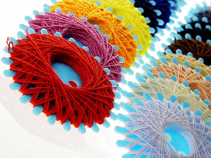 filo, filato, cucire, ago, colorato, nähutensilien, filo per cucire, sartoria, Handarbeit, mestiere, merceria, accessori per il cucito, kit da cucito, creativo, schneider, design, moda, lavoro manuale, tessuto, colore, tessile, multicolore, arte e artigianato, creatività, in casa, nessuno, natura morta, modello, avvicinamento, rosso, prodotto artigianale, variazione, lana, blu, scelta, tavolo, decorazione, in vendita, 4K, CC0, dominio pubblico, privo di copyright