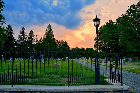 solnedgang, skyer, orange, farverig, ildevarslende, kirkegård, Port, hegn, lygtepæl, himmel, sol, natur, landskab, lys, blå, sollys, farve, udendørs, aften, vejr, horisont, dramatisk, cloudscape, skumring, træer, gangbro, græs, grøn, plante, sky - himmel, barriere, grænse, træ, ingen mennesker, ro, grøn farve, arkitektur, historie, fortiden, i en række, skønhed i naturen, rolig scene, haven sti, 4K, CC0, offentligt domæne, royaltyfrie