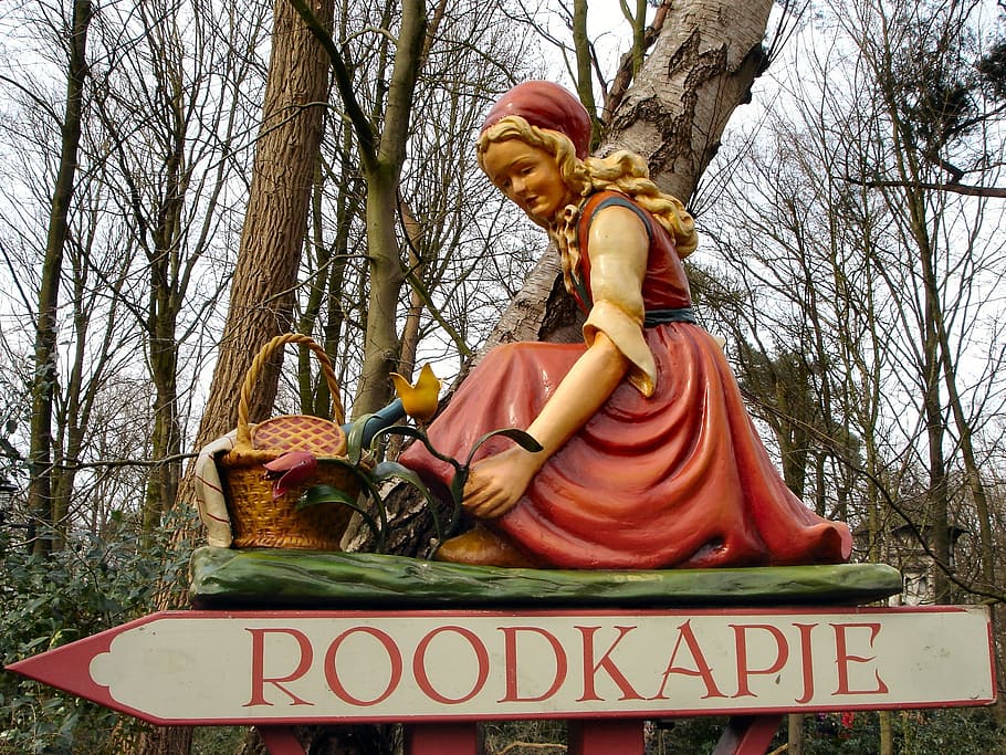 efteling, tema, fantasia, atracció, kaatsheuvel, contes de fades, Caputxeta vermella, arbre, un sol home, a l'aire lliure, dia, branca, una persona, representació, art i artesania, semblança masculina, representació humana, estàtua, escultura, planta, text, vista d’angle baix, naturalesa, creativitat, religió, creença, arbre nu, guió occidental, comunicació, espiritualitat, 2K