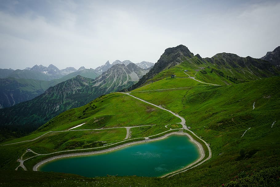 verd, Serra, blau, cos, aigua, ennuvolat, cels, muntanya, llac, neu, senderisme, kleinwalsertal, Austràlia, núvols, gegantí, alt, ferrocarril de muntanya, paisatge, bosc, visió, vista, perspectiva, punt de vista, naturalesa, llunyà, dom, panorama, ampli, muntanyes, vista llunyana, vista general, turó, escènic, rutes de senderisme, spa, per sobre dels núvols, esport, escalar, alpinisme, cim, turisme, turistes, festa, vacances de muntanya, idíl·lic, escenics - natura, medi ambient, cel, bellesa a la natura, núvol - cel, tranquil·litat, escena tranquil·la, terra, color verd, cap gent, viatjar, dia, destinacions de viatge, planta, a l'aire lliure, cim de muntanya, 5K