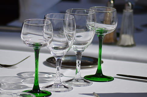 restaurante, mesa, pratos, mesa de restaurante, esplanada, terraço, toalha de mesa, vinho, óculos, restauração, Alsácia, toalha, decoração de mesa, refeições, talheres, vidro, bebida, comida e bebida, álcool, refresco, copo de vinho, copo de bebida, ninguém, ainda vida, fechar-se, vidro - material, equipamento doméstico, focar em primeiro plano, transparente, celebração, grupo de objetos, dentro de casa, Comida, bandeja, pequeno grupo de objetos, 4K, CC0, domínio público, royalty free