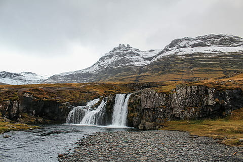 acqua, cascate, grigio, montagna, offuscato, cielo, l'acqua cade, montagna grigia, natura, Islanda, paesaggio, Paesaggi, cascata, all'aperto, roccia - oggetto, nessuno, paesi nordici, bellezza nella natura, fiume, nuvola - cielo, la neve, catena montuosa, scenics - natura, ambiente, temperatura fredda, movimento, acqua corrente, inverno, roccia, lunga esposizione, montagna innevata, fluente, potere in natura, picco di montagna, formazione, 5K, CC0, dominio pubblico, privo di copyright