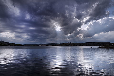 cos, aigua, gris, blanc, cel durant, durant el dia, rajos crepusculars, cel, llum, núvols, reflexió, llum solar, vespre, biga, atmosfera, paisatge, firmament, esponjós, celestial, cloudscape, llac, crepuscle, núvol - cel, escenics - natura, bellesa a la natura, naturalesa, escena tranquil·la, tranquil·litat, cap gent, tempesta, davant del mar, ondulat, dia, escena no urbana, a l'aire lliure, 5K, CC0, domini públic, lliure de regalies