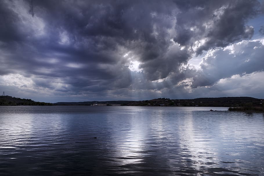 cos, aigua, gris, blanc, cel durant, durant el dia, rajos crepusculars, cel, llum, núvols, reflexió, llum solar, vespre, biga, atmosfera, paisatge, firmament, esponjós, celestial, cloudscape, llac, crepuscle, núvol - cel, escenics - natura, bellesa a la natura, naturalesa, escena tranquil·la, tranquil·litat, cap gent, tempesta, davant del mar, ondulat, dia, escena no urbana, a l'aire lliure, 5K
