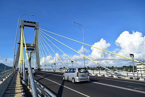 cer albastru, Manado, pod suspendat prin cablu, transport, vehicul cu motor, drum, mijloc de transport, mașină, vehiculul terestru, conexiune, cer, nor - cer, pod, pod - om construit, stradă, arhitectură, mişcare, oraș, călătorie, natură, trafic, semn, în mișcare, nici o persoana, în aer liber, autostrada cu mai multe benzi, 4K, CC0, domeniu public, fără drepturi de autor